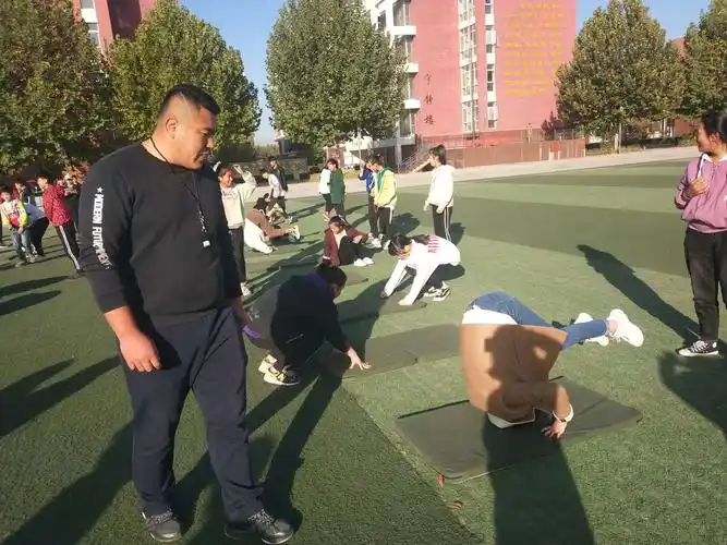 多彩的体育课,王建明老师带来的是前滚翻,看建明老师多么认真地在指导