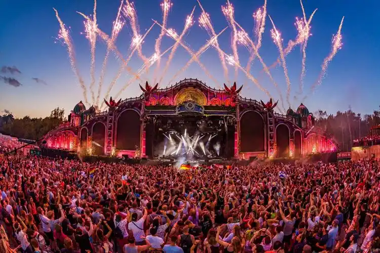 冰莲花的圣歌  明日世界冬季舞台,以适应乐队或非dj等现场表演.