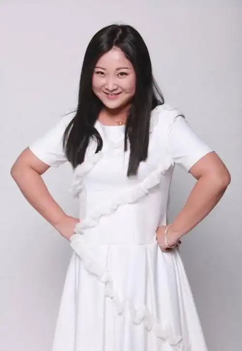 当时的贾玲长相还是瘦瘦的,清纯,美丽,是当时的校花之一.