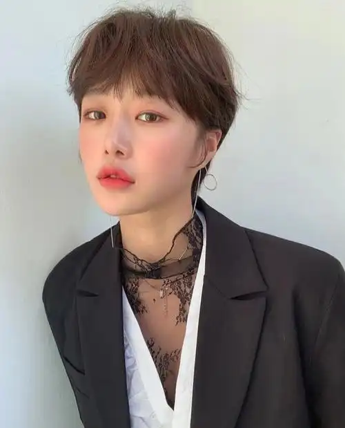 女生短发轻盈烫