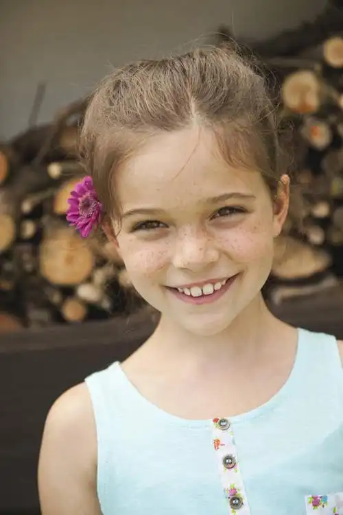 西方人,儿童,脸,头,脸颊,头发,一个人,站,笑,微笑,露齿笑,竖图,室外