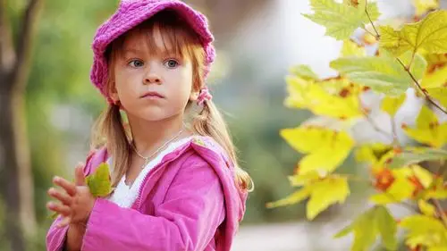手拿枫叶的可爱小女孩 壁纸 - 1920x1080