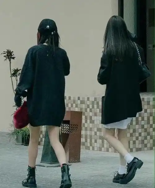 杨幂假期生活好自在!穿一身黑和美女闺蜜逛街,染红发背影更惊艳