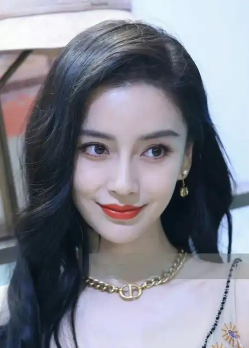 网友曝杨颖白色长裙拍摄路透图惊艳众人,精致芭比娃娃_黄晓明_baby