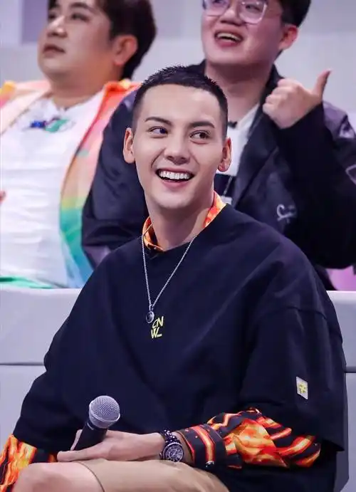 陈伟霆"大男孩"风格,寸头 t恤,阳光魅力十足!