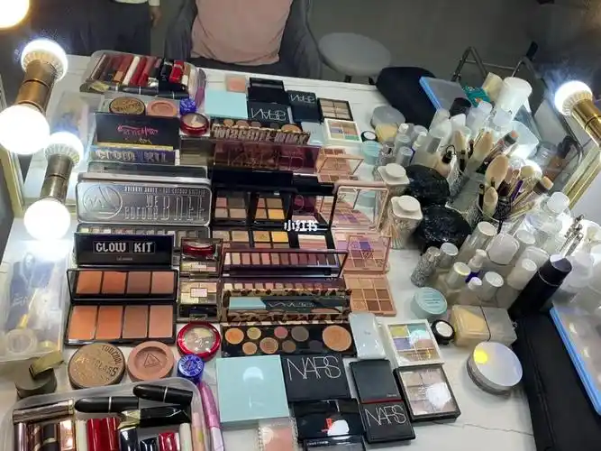 以前很羡慕很羡慕别人有满桌子的化妆品,做梦都想自己也拥有.