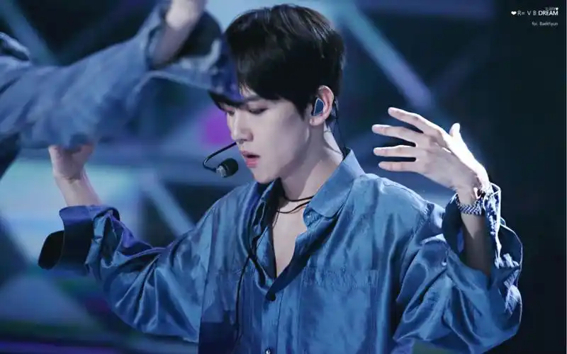 边伯贤这场蓝色绸缎的monster真的是心中白月光级别的了