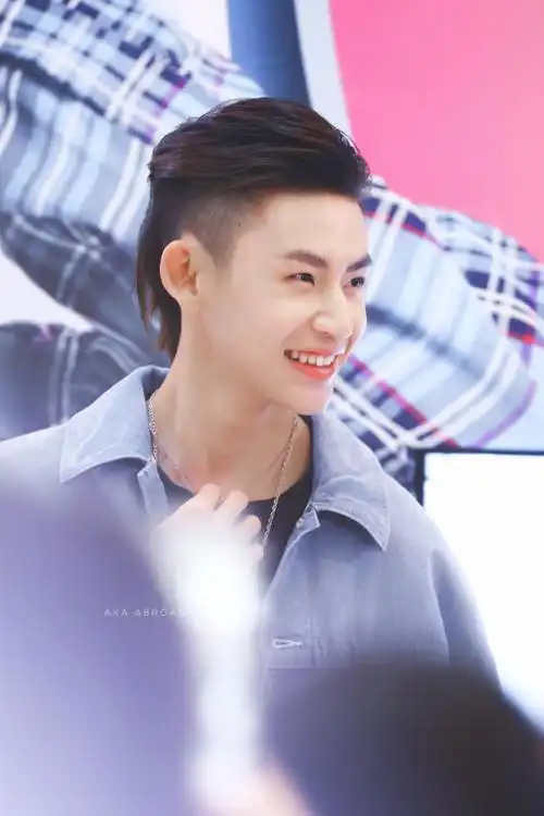 小鬼王琳凯成都品牌活动饭拍今日份一身牛仔外套大背头清爽帅气的