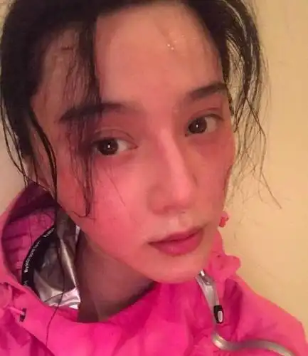 范冰冰晒素颜照满脸汗水出镜, 网友: 这颜值太让人羡慕了