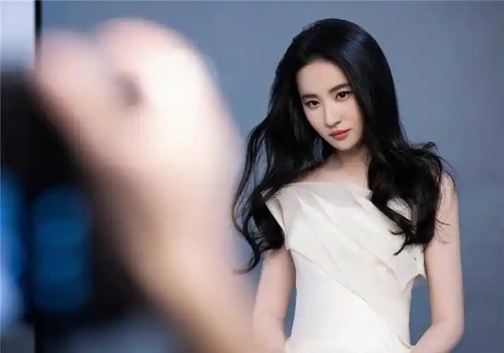 刘亦菲头戴皇冠,好像高贵的公主,回来首亮相霸气十足.