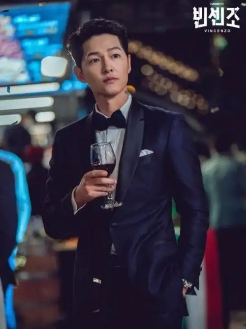 【韩网热议】宋仲基新剧《文森佐》出现"中国拌饭"!网友气炸了?