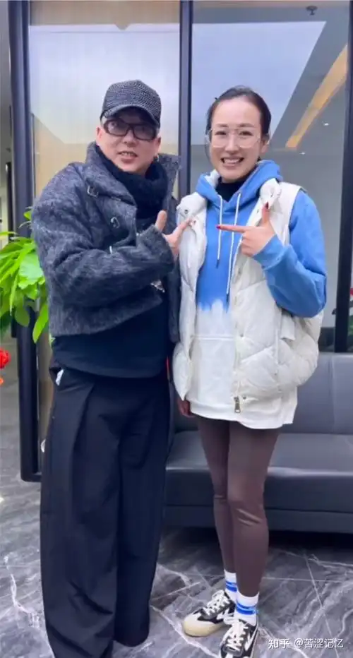 值得一提的是侯姝在《疯狂的石头》中饰演的道哥女友,正是被谢小萌