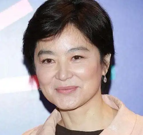 64岁林青霞素颜曝光:女人的狼狈,藏在她的年龄观里