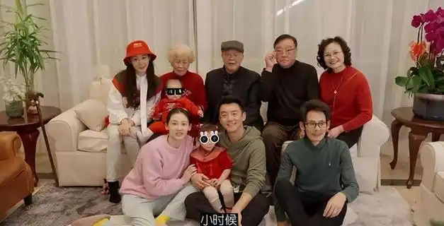 郑恺老婆分享2023幸福时刻一家九口全家福曝光三代同堂好有爱