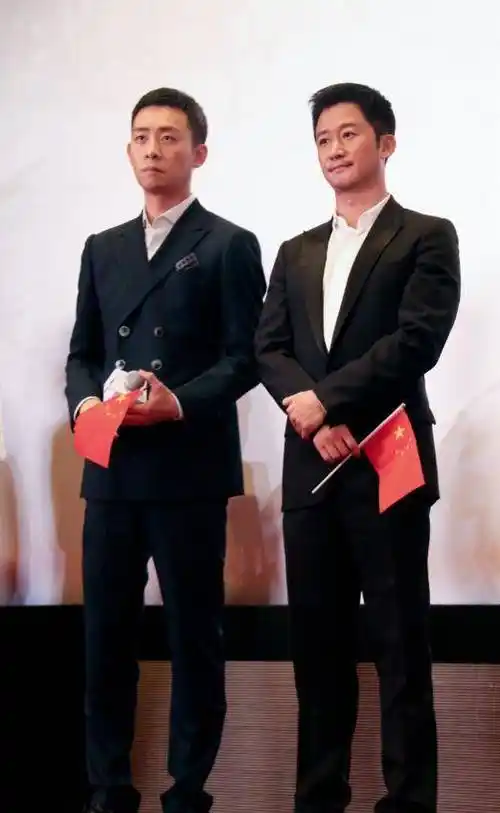 尽管张译的身高并不出众,颜值也普通,但当他站在帅气的吴京旁边时,他