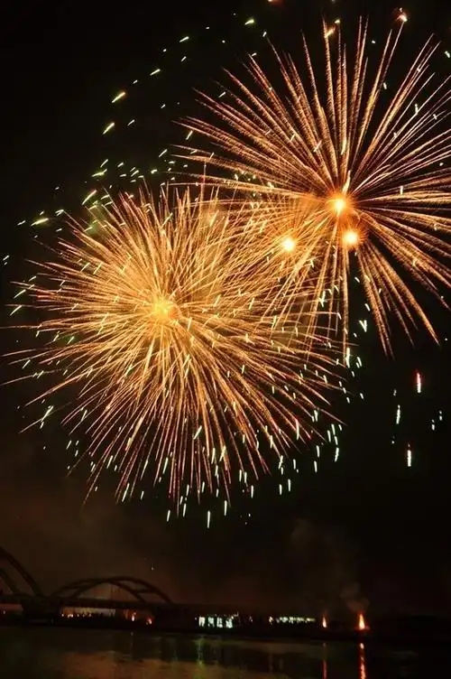 火树银花相映辉