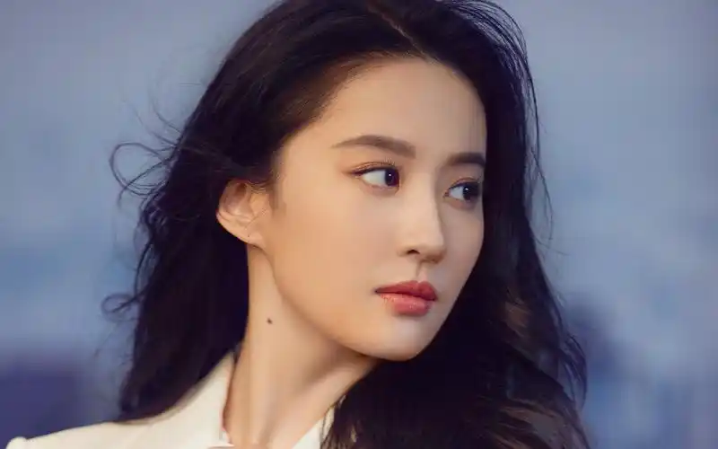 刘亦菲西装优雅高清桌面壁纸