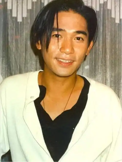 梁朝伟身着牛仔拼接上衣,内搭白t,影帝的经典叠穿法还是一如既往地帅