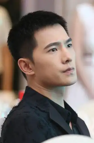 杨洋顶超a寸头亮相 "硬汉风"酷帅有型