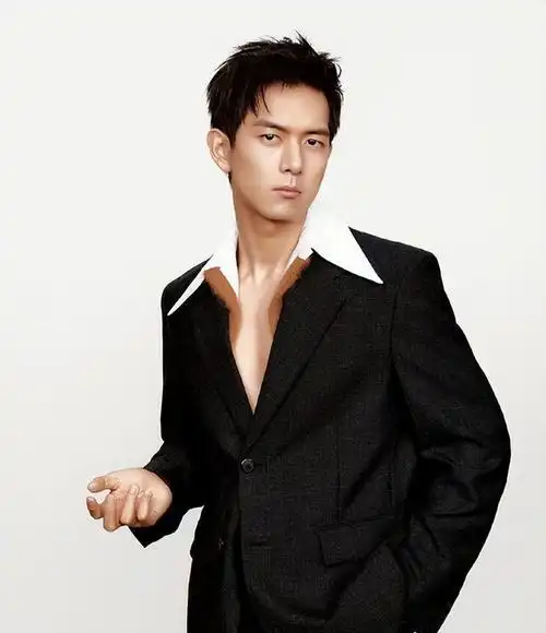 长得丑别硬穿西装这10位男星告诉你什么是潇洒俊朗贵气逼人