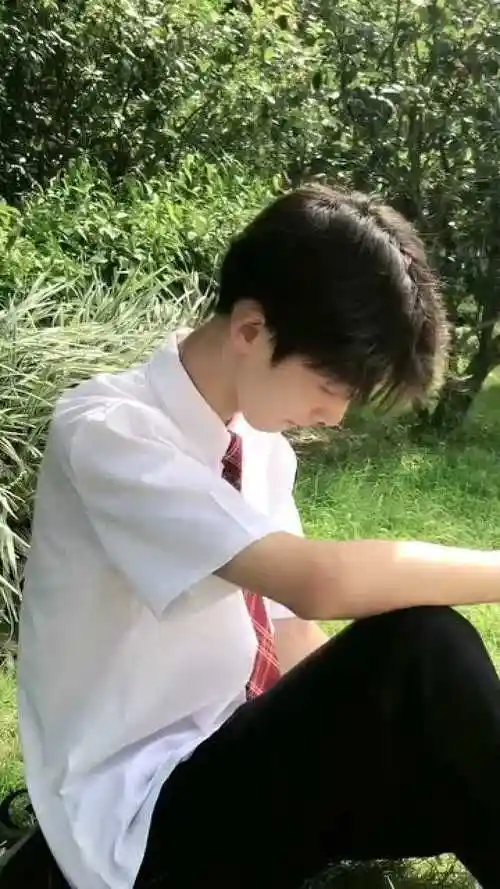 你敢相信这是12岁的初中生,帅是够帅,但也太着急了吧!