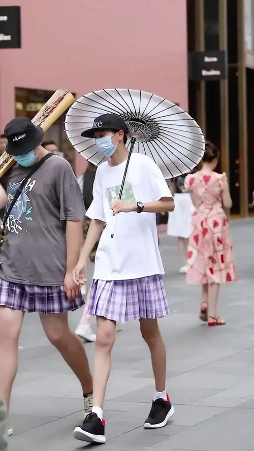 成都没有男生不敢穿的,现在开始穿裙子了