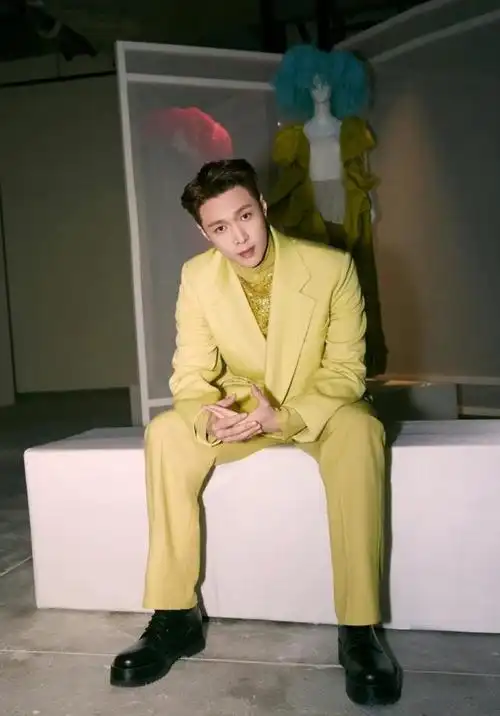 张艺兴大胆露出背部线条舞蹈,比例真的很棒,身材比例惊人