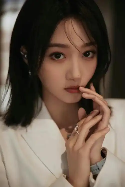 2021年12月25日,中国国家话剧院正式对外官宣,关晓彤成为中国国家话剧