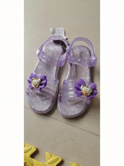 逛超市无意间看到的儿时小凉鞋