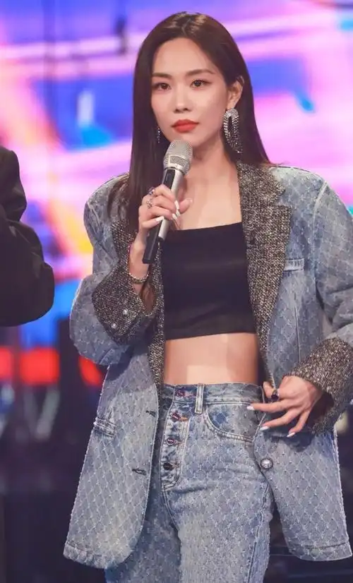 王霏霏长发太飘逸舞台上魅力四射劲歌热舞很有气氛