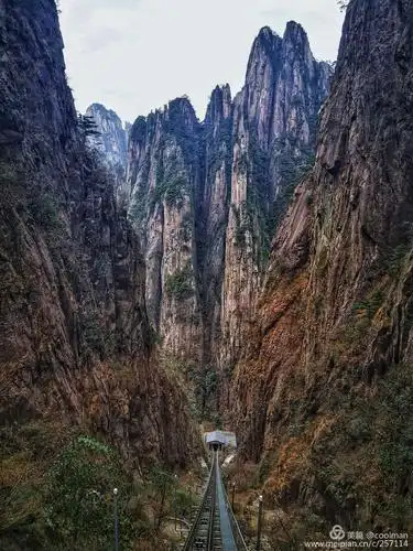 笔直陡峭的山峰.