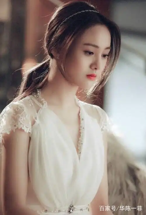 小仙女之称的郑爽,甜美可爱的唐艺昕和赵丽颖,你喜欢哪一个?