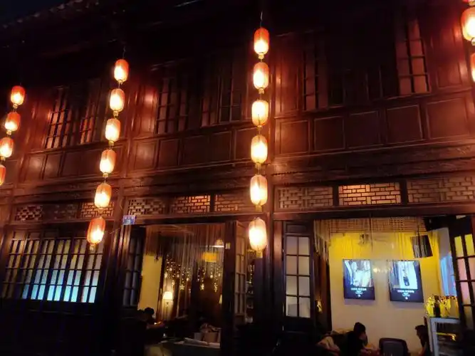 这家店在正义坊背后,位置很显眼,是个环境很不错的