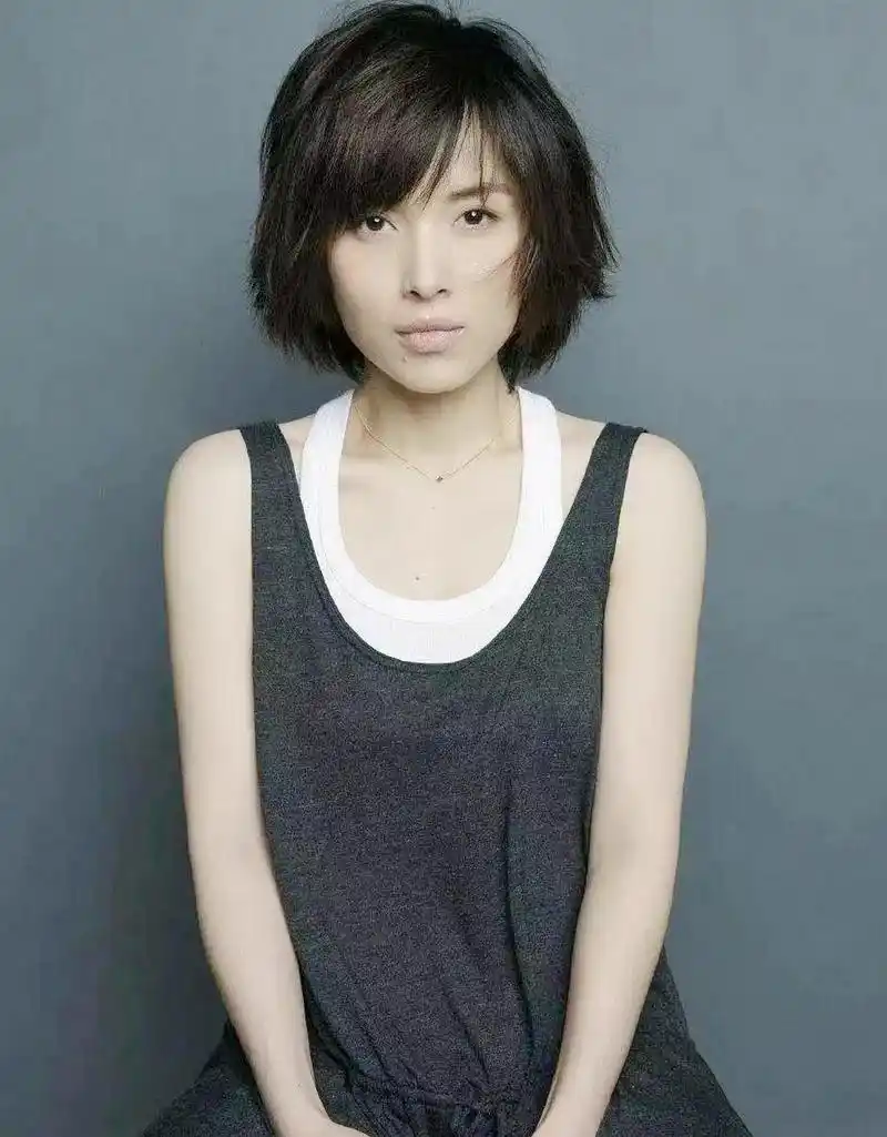 靳东和老婆李佳看起来十分恩爱,老婆一看就是幸福的样子.