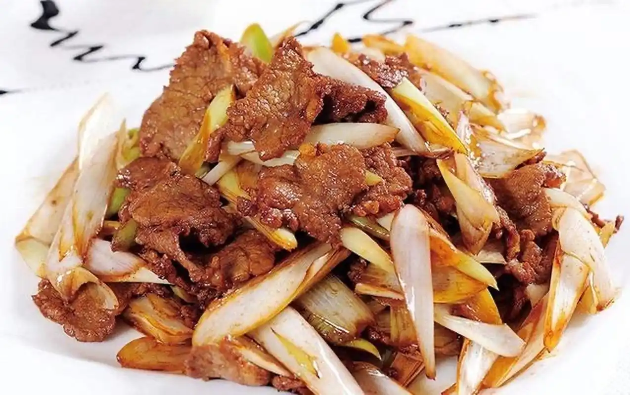 油1汤匙,盐1/2 小勺,孜然粒,香菜适量 做法 1,洋葱切丝,羊肉卷备好 2