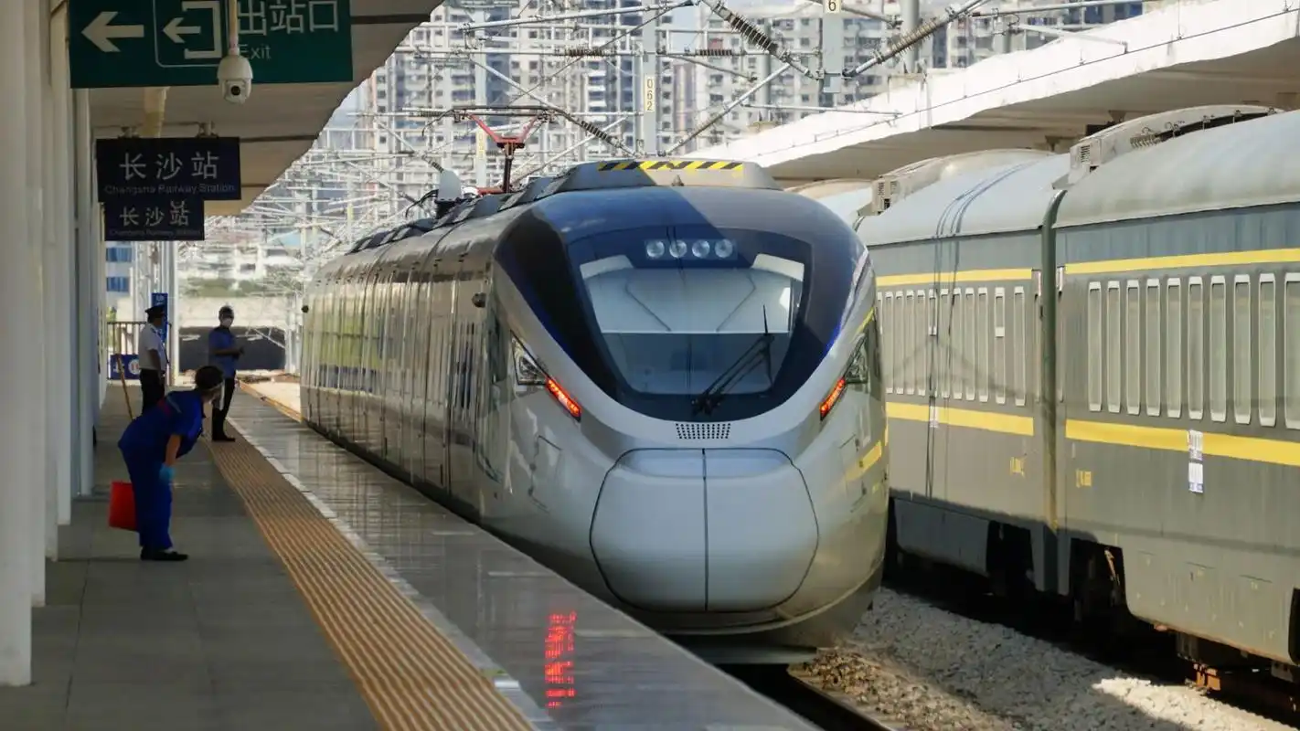 今日解锁cj6新车型 全国唯一半地上半地下高铁站尖山站 25 - 抖音