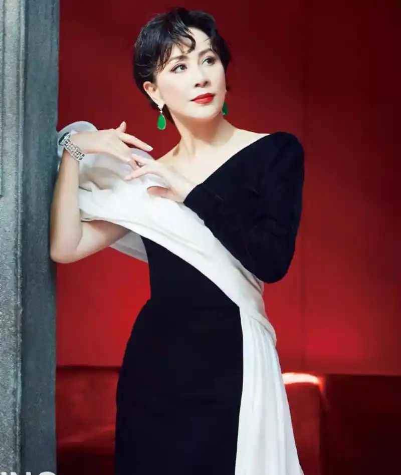 55岁刘嘉玲近照消瘦明显,浴巾包头秀白皙腿,祖母绿耳环太耀眼|刘嘉玲|