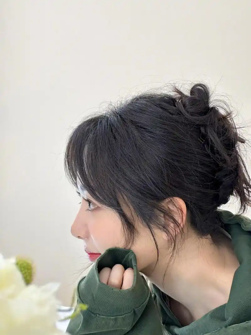 杨紫运动风造型随拍##杨紫托脸侧颜#会发光滴眼睛