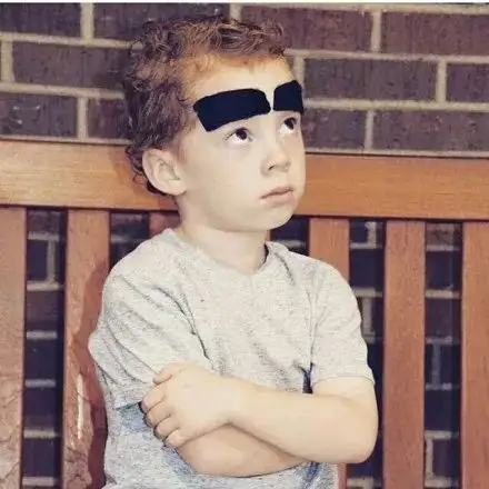 假笑男孩gavin无水印表情包图片下载