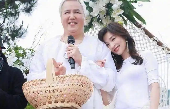 51岁张庭和老公秀恩爱!