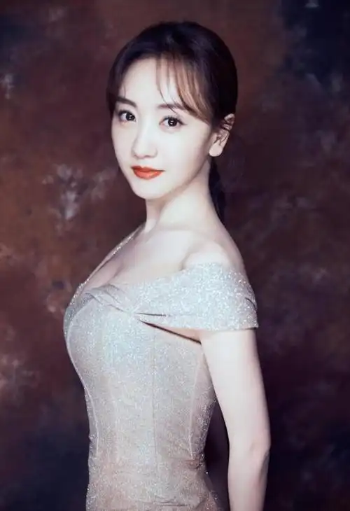 甜美迷人的杨蓉身材火辣着实性感迷人