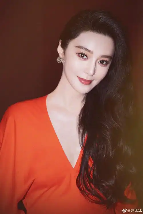 黑色礼服来自stephane rolland 2023秋冬系列,正是范冰冰11年前在巴黎