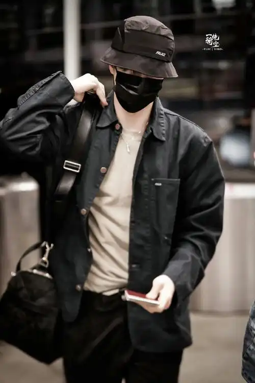 王一博回国机场图