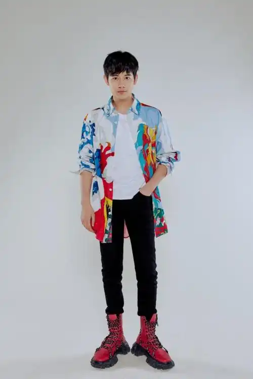 胡先煦身穿印花衬衫活泼青春,红色机车靴超惹眼,网友:造型奇特