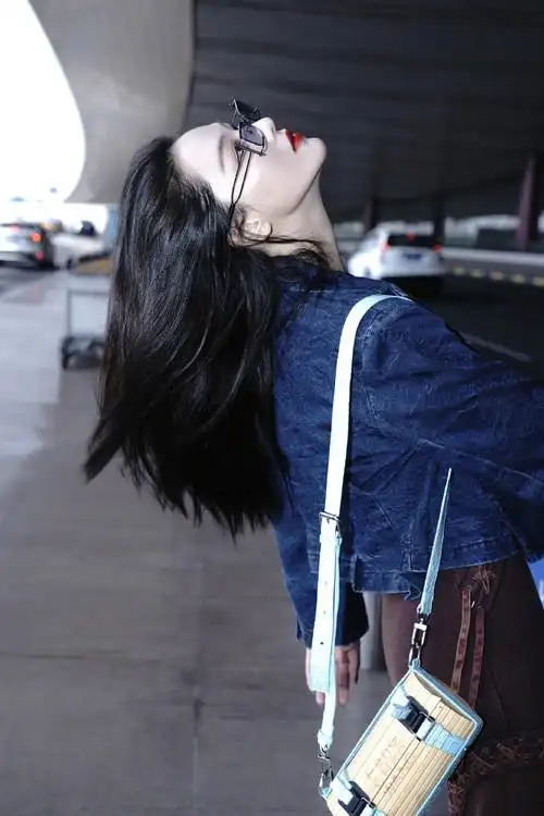 张馨予机场出发照##张馨予竹签包