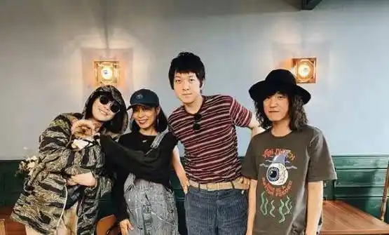 马思纯带张哲轩回家,两人家门口拥热吻,小马一脸迷醉爱意满泻_男友