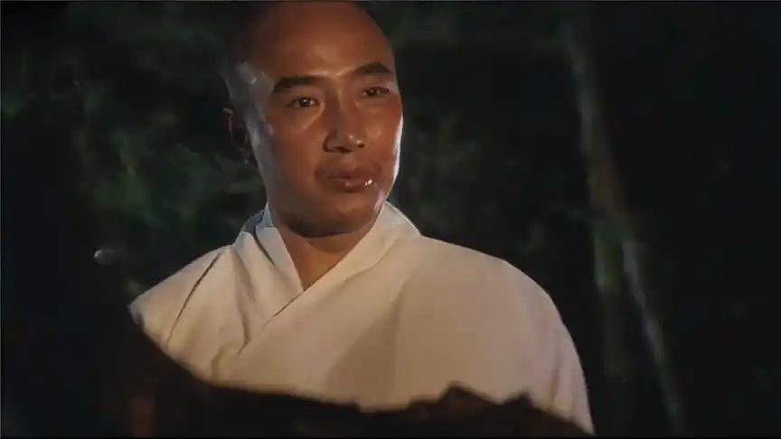 少林寺:闻到狗肉香,神仙也跳墙,李连杰大口啃狗肉,看着都香-影视综