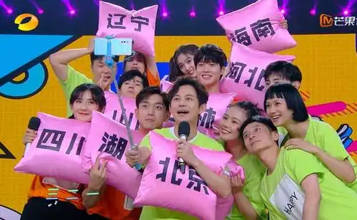 原创快乐大本营细节让李现魅力圈粉合照却暴露小心机眼睛不小啊