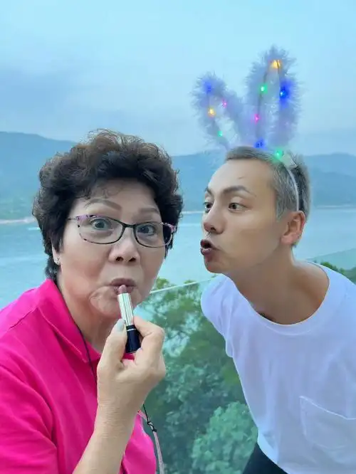 与妈妈在一起的陈伟霆肯定是开心又幸福哦