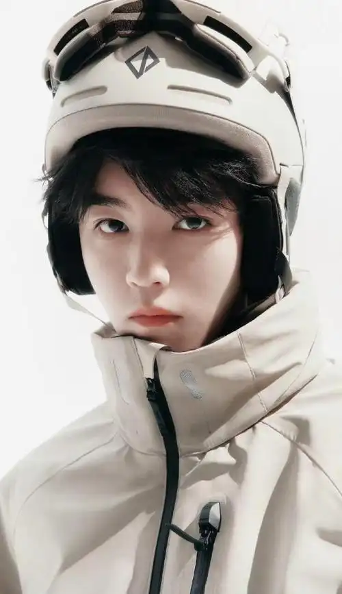 王俊凯近期为某杂志拍摄了一组滑雪服造型的照片.